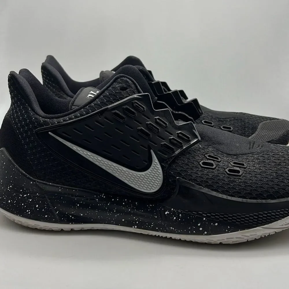 Nike Kyrie Low‎ 2 'Black Metallic Silver’ ”AV6337-003”'- Men 10.5